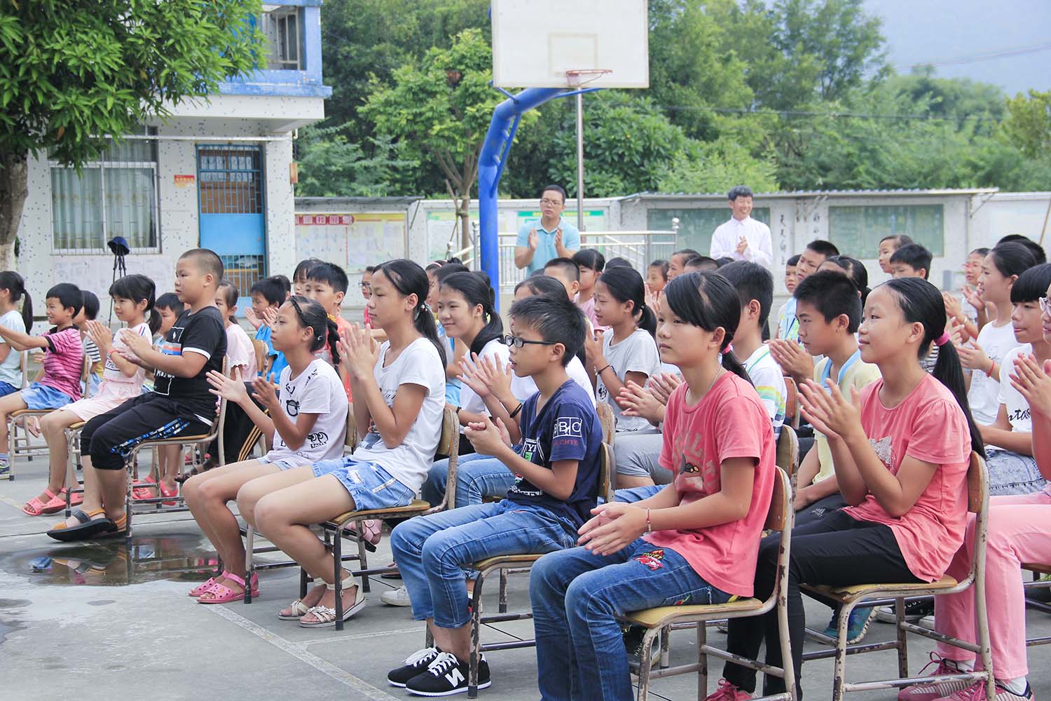011-云浮开营-铁洞小学-同学们鼓掌.jpg