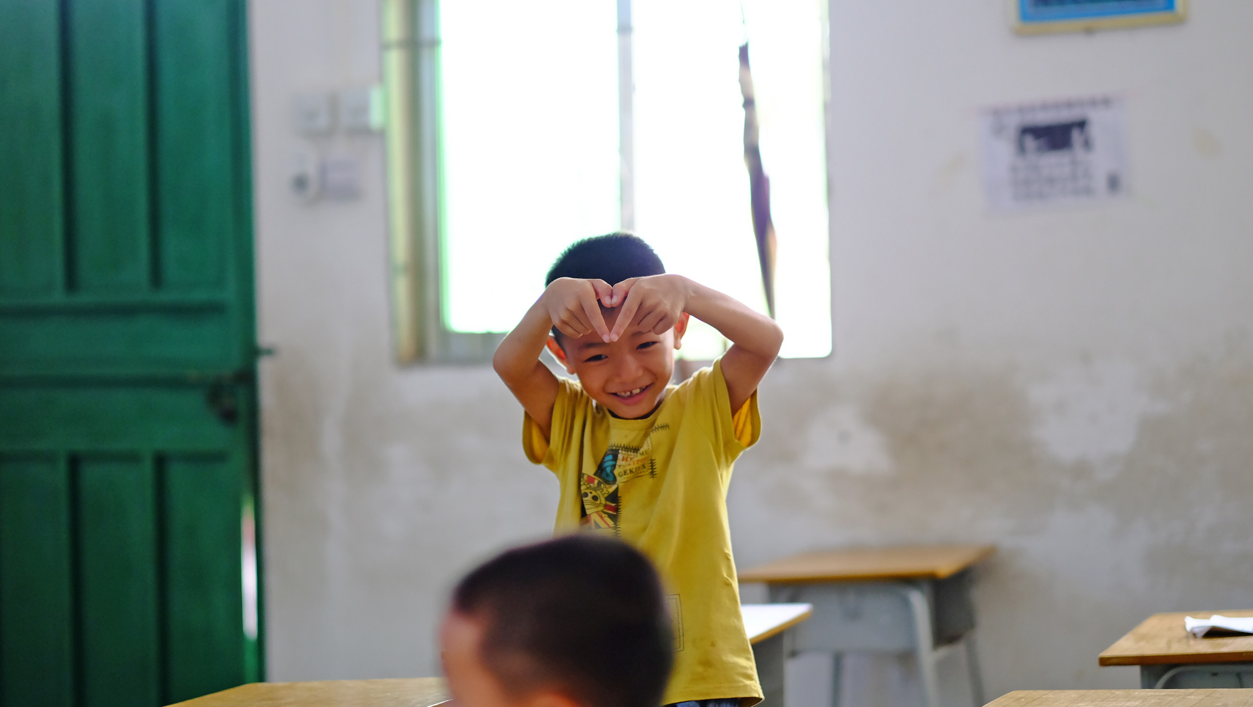 001-元宗小学-比心男孩.jpg