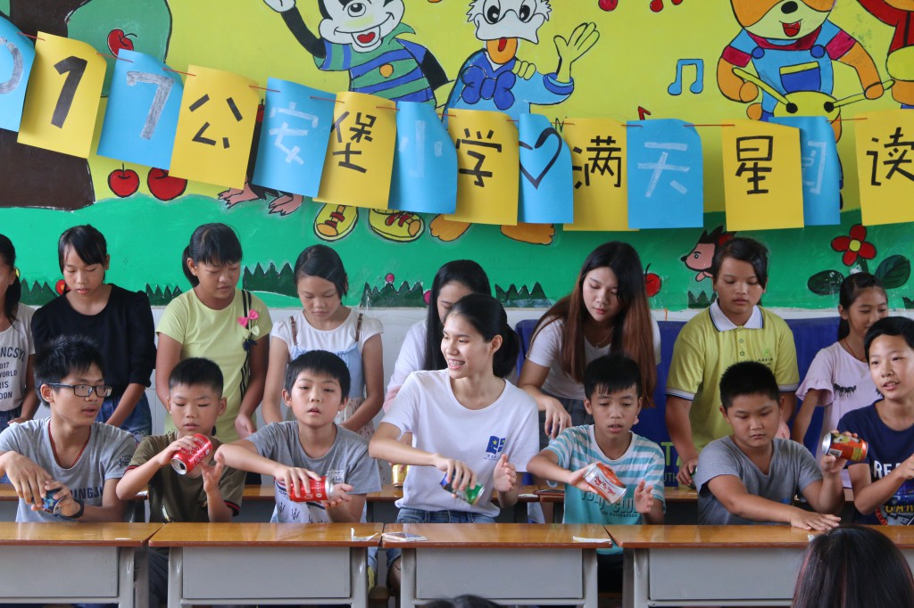 图14-五年级表演《杯子歌》.jpg