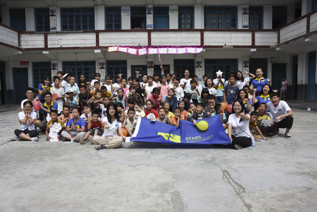 图15-小广小学结营大合照.jpg