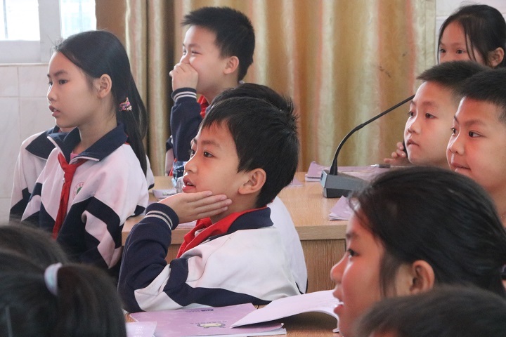 郁南的孩子在听种子教师上课.JPG
