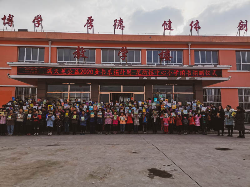 老师或学生使用借阅系统或做相关阅读活动的照片如有-3-B36C0DDC-7F0C-4A49-B6F6-E604C44E4662-20121127980.jpg